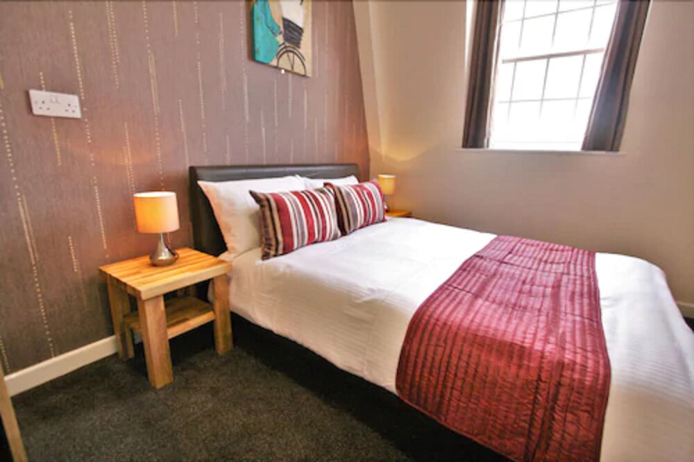 Room, Central Hotel Gloucester by Roomsbooked