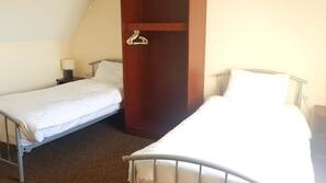 5 bedrooms, free WiFi, linens