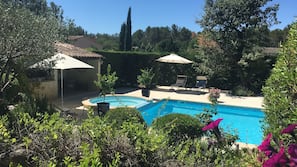 Piscine extérieure, parasols de plage, chaises longues