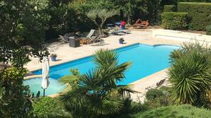 Piscine extérieure, parasols de plage, chaises longues