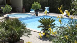 Piscine extérieure, parasols de plage, chaises longues