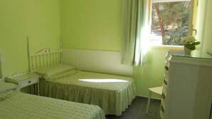 2 Schlafzimmer, kostenpflichtige Babybetten