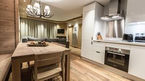 Full-size fridge, microwave, oven, stovetop