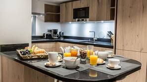 Full-size fridge, microwave, oven, stovetop