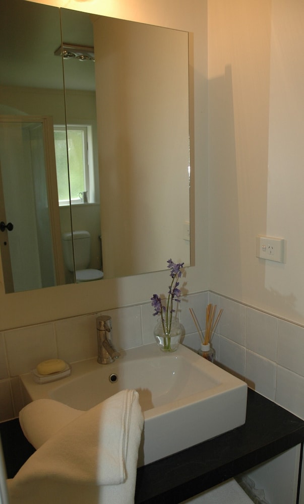 Gisborne guest house/cottage with a rural setting Deals & Reviews