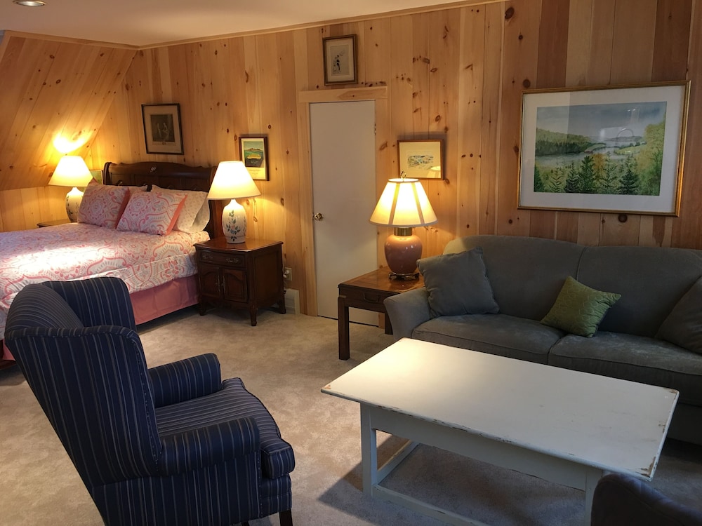 Apt 2 Studio apartment in downtown Stonington in Stonington Best