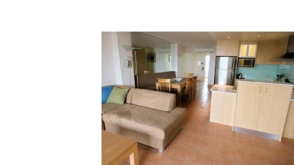 Mariner Shores Resort & Beach Club Ocean across the road!! Deals & Reviews (Gold Coast, AUS