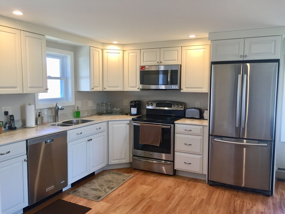 Cozy Home In The Berkshires, Pet Friendly with fenced in yard! Adams