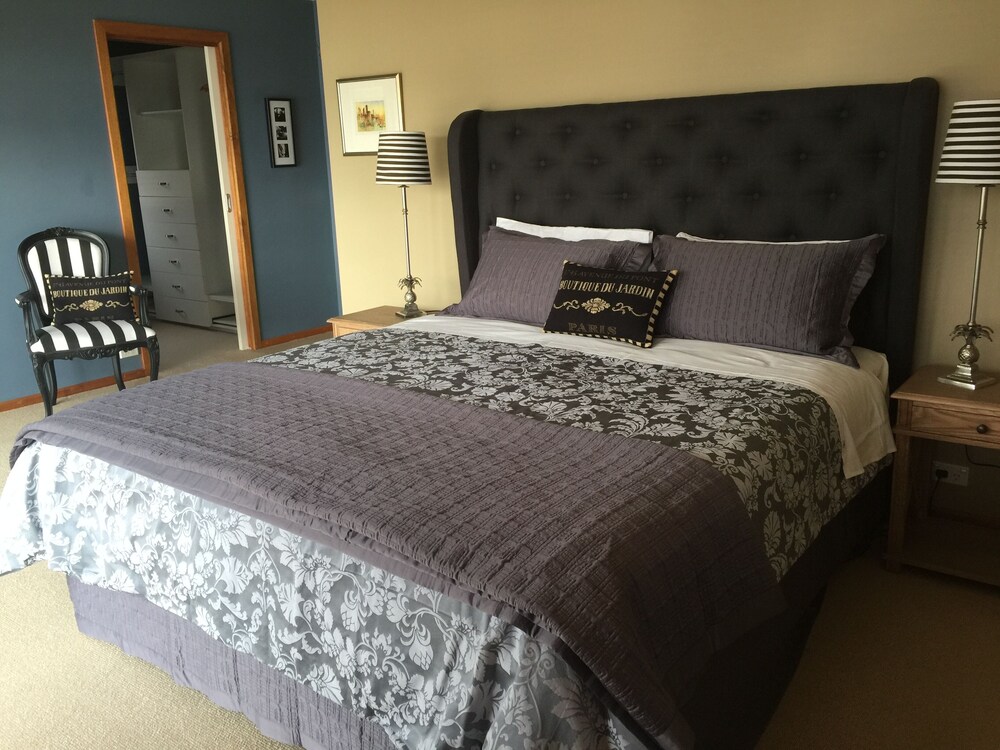 The Jindabyne Lakehouse book 7 days pay for 6 Deals & Reviews