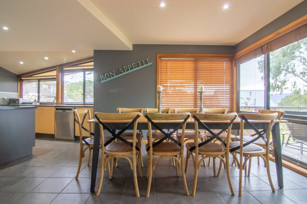 The Jindabyne Lakehouse book 7 days pay for 6 Deals & Reviews