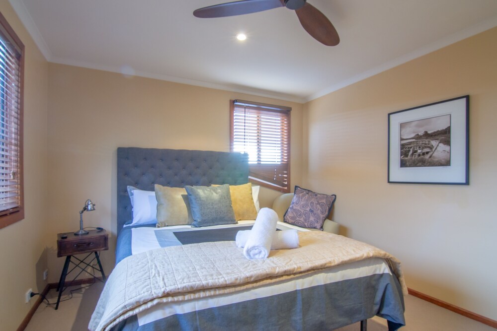 The Jindabyne Lakehouse book 7 days pay for 6 East Jindabyne