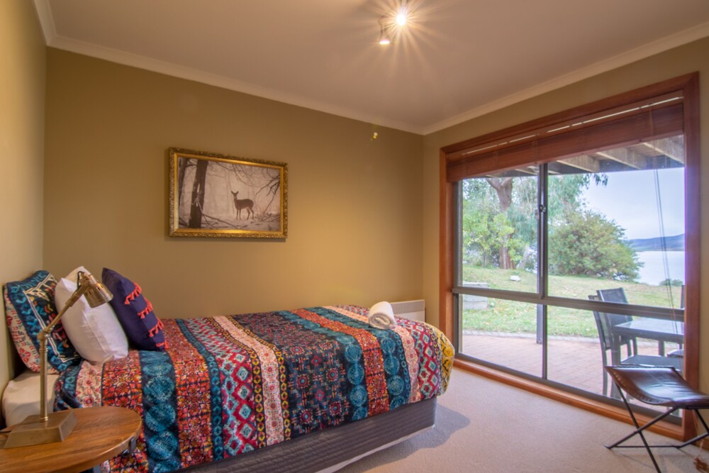 The Jindabyne Lakehouse book 7 days pay for 6 Deals & Reviews