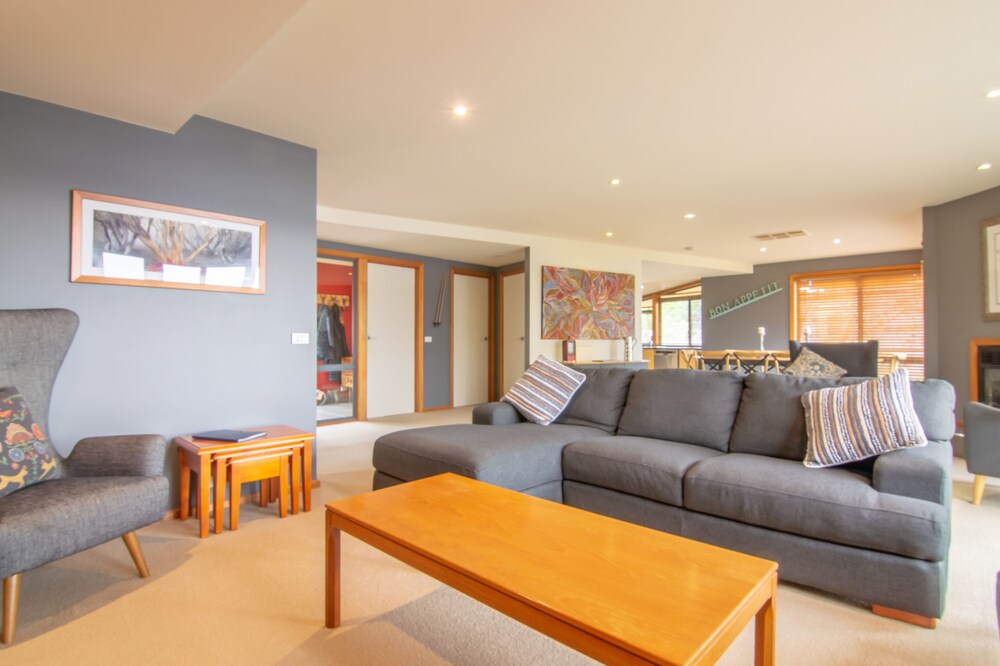 The Jindabyne Lakehouse book 7 days pay for 6 Deals & Reviews