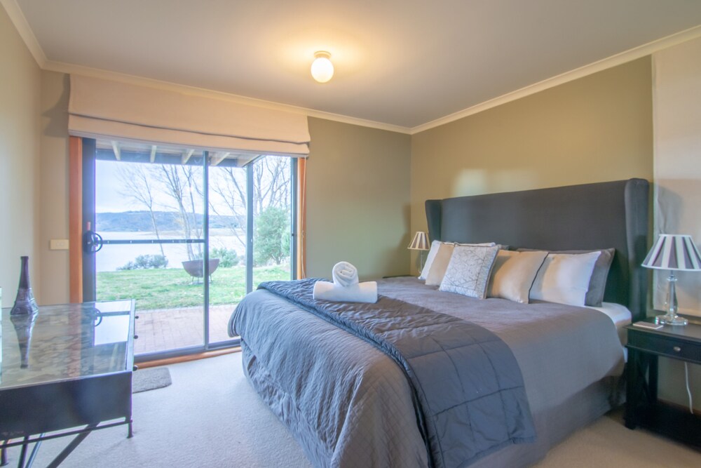 The Jindabyne Lakehouse book 7 days pay for 6 Deals & Reviews