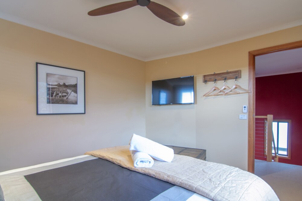 The Jindabyne Lakehouse book 7 days pay for 6 Deals & Reviews