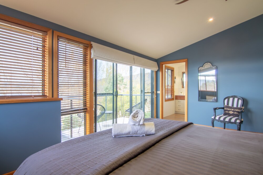 The Jindabyne Lakehouse book 7 days pay for 6 Deals & Reviews