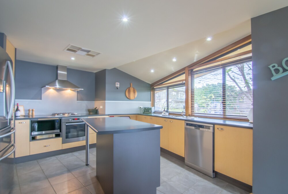 The Jindabyne Lakehouse book 7 days pay for 6 Deals & Reviews