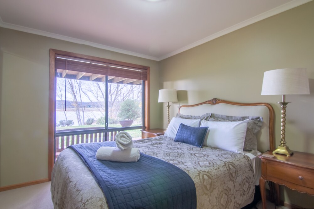 The Jindabyne Lakehouse book 7 days pay for 6 Deals & Reviews