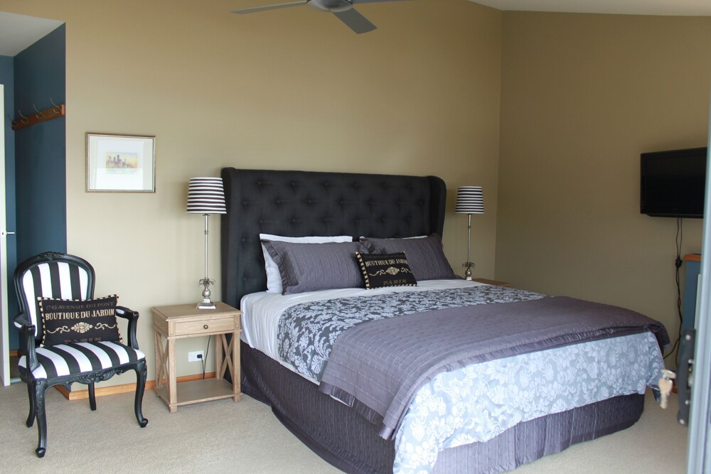 The Jindabyne Lakehouse book 7 days pay for 6 Deals & Reviews