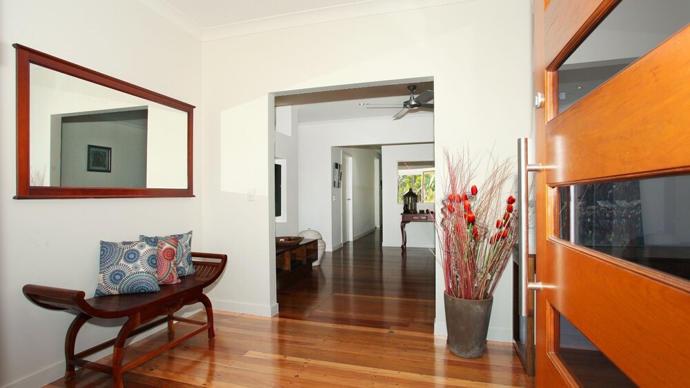 Alex Headland/mooloolaba Beach. Spacious 5 Bedroom Home, Beach, Forest, Free wif