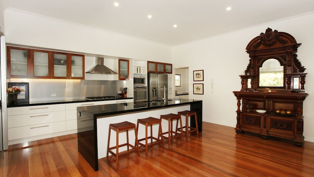Alex Headland/mooloolaba Beach. Spacious 5 Bedroom Home, Beach, Forest, Free wif