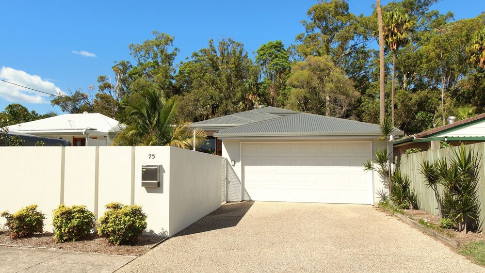 Alex Headland/mooloolaba Beach. Spacious 5 Bedroom Home, Beach, Forest, Free wif