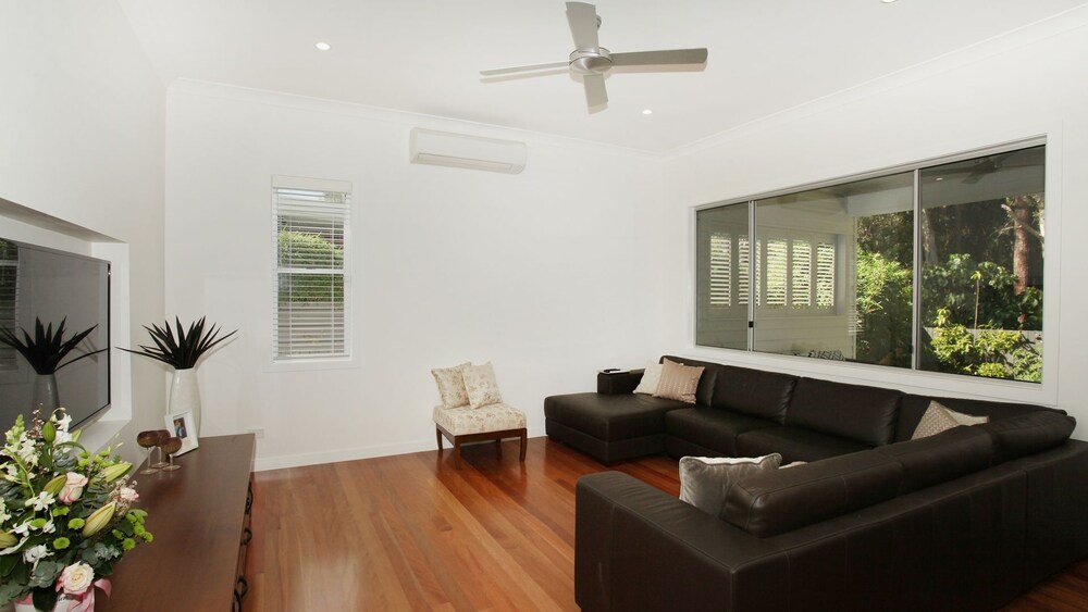 Alex Headland/mooloolaba Beach. Spacious 5 Bedroom Home, Beach, Forest, Free wif