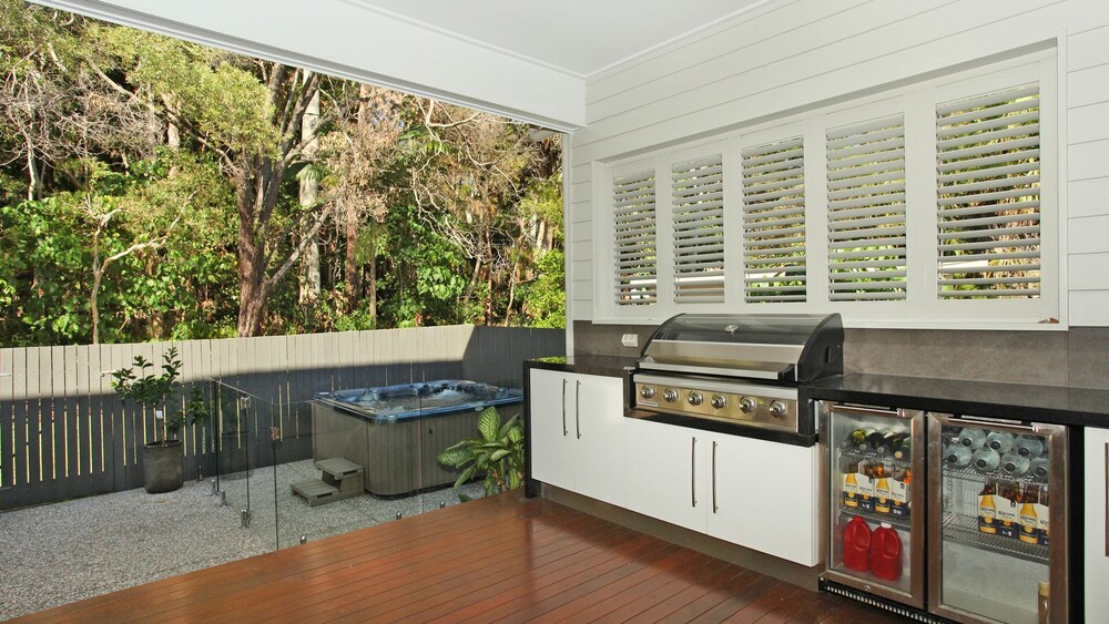 Alex Headland/mooloolaba Beach. Spacious 5 Bedroom Home, Beach, Forest, Free wif