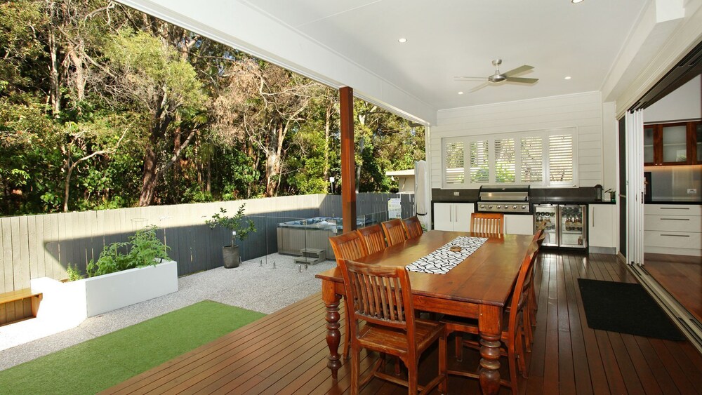 Alex Headland/mooloolaba Beach. Spacious 5 Bedroom Home, Beach, Forest, Free wif