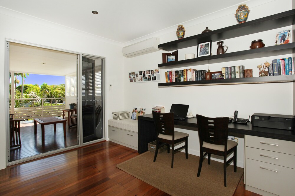 Alex Headland/mooloolaba Beach. Spacious 5 Bedroom Home, Beach, Forest, Free wif