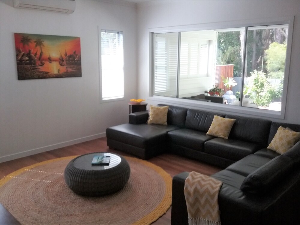Alex Headland/mooloolaba Beach. Spacious 5 Bedroom Home, Beach, Forest, Free wif