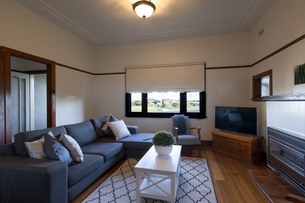 Illoura - Free Wifi and smart TV