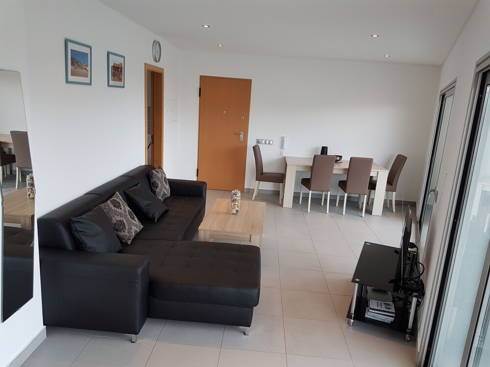 At028 Modern Beautiful 2 Bedroom Apartment 5 Minutes Walk