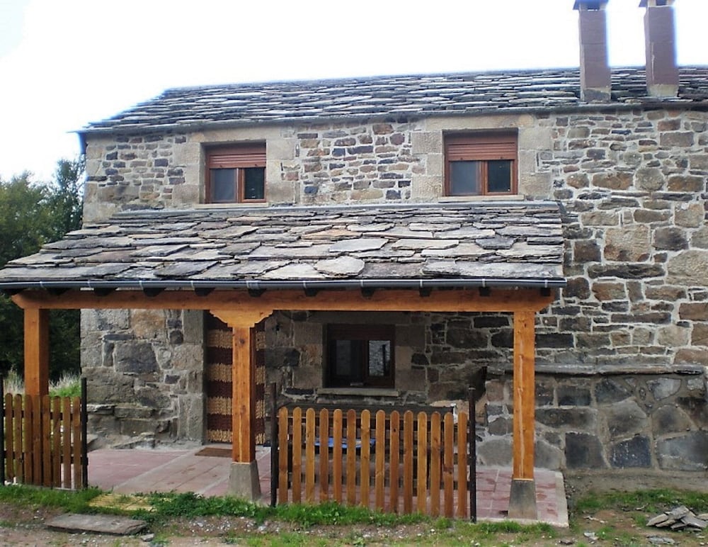 Shelters OF THE Candanium. Access IN 4x4. Full Nature With ALL THE Comforts in Vega de Pas, Spain