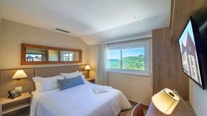 Roupas de cama premium, frigobar, cofres nos quartos, cortinas blackout