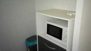 Réfrigérateur, micro-ondes, fourneau de cuisine, cafetière/bouilloire