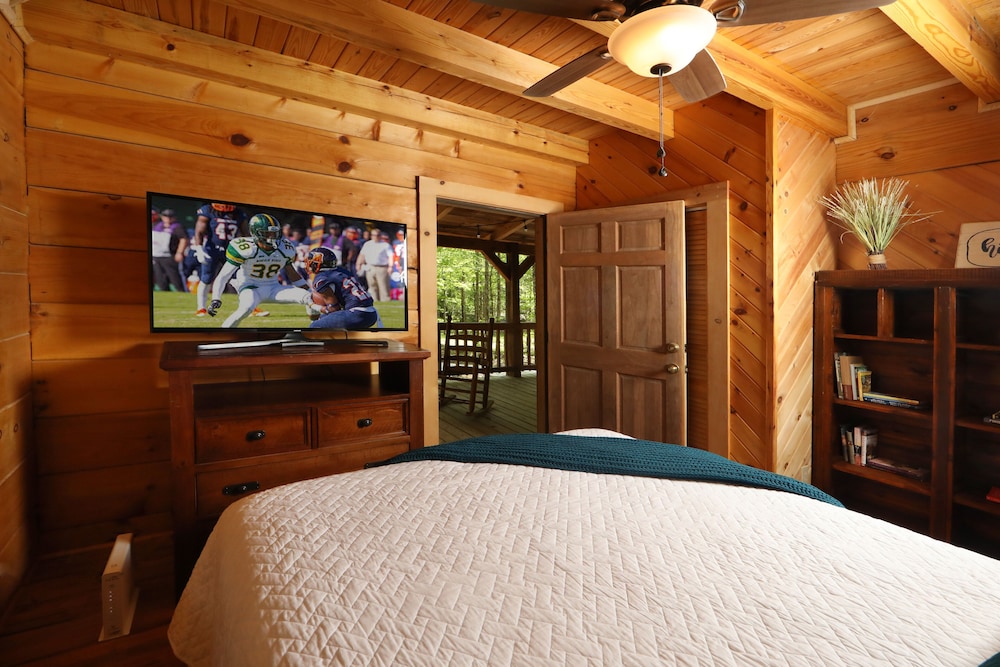 Blue Door Cabin- Spacious, family-friendly- Hot tub