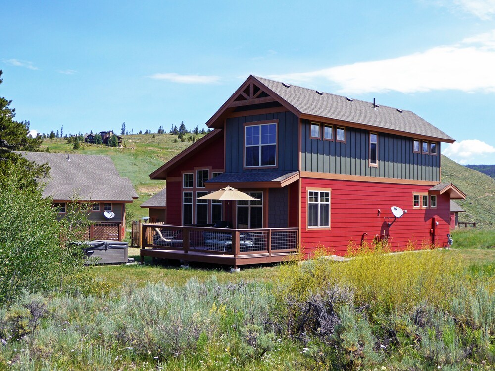 Colorado Mountain Getaway - 2K sqft w/ Hot Tub! AMAZING views, serene location!