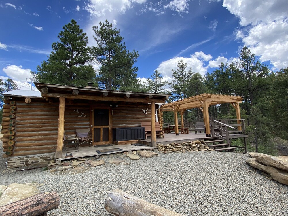 Rustic Oak Log Cabin in the Ponderosa Pines great for a quiet Glamping