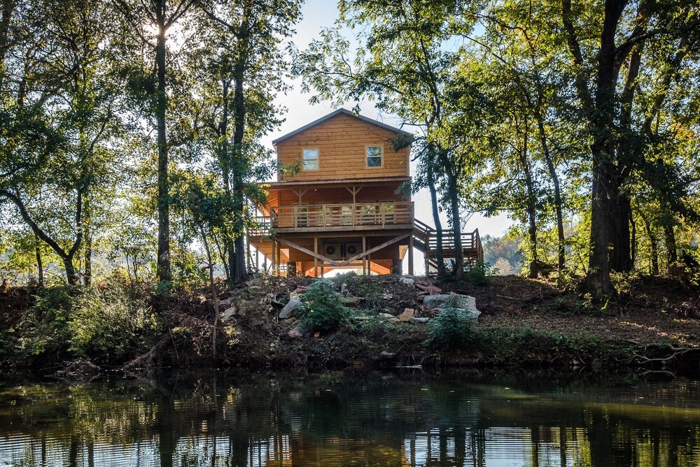 The Highwater Cabin Right On The Banks Of The Little Buffalo