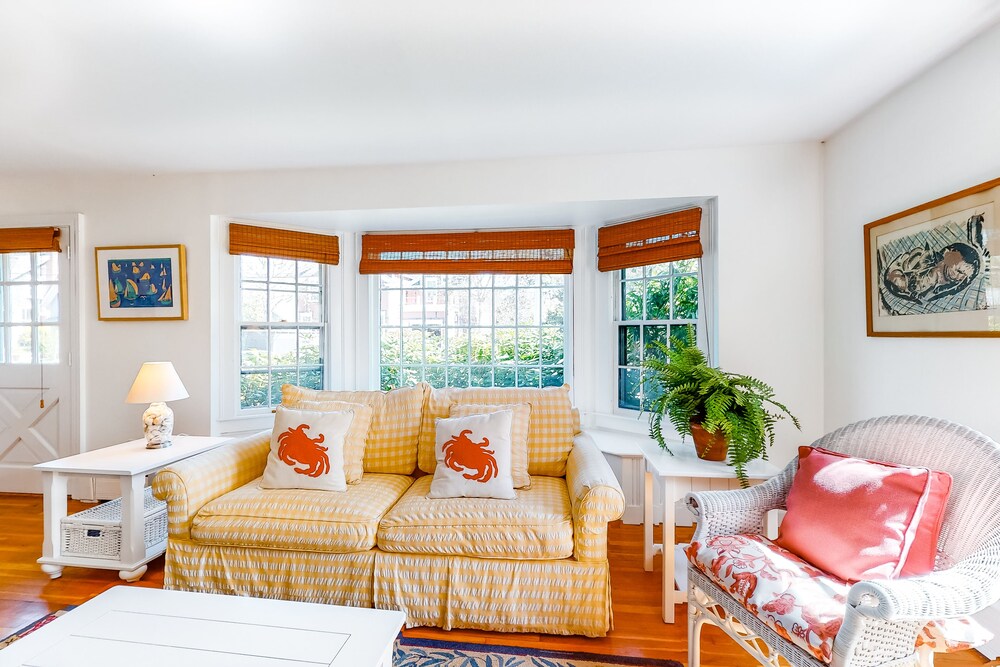 Charming island cottage with fireplace & WiFi near town & beaches