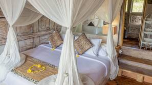 Minibar, brankas, didekorasi berbeda-beda, dan meja kerja
