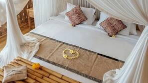 Minibar, brankas, didekorasi berbeda-beda, dan meja kerja