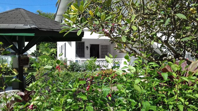 Art Studio 2 Is Set In Lovely Gardens 35 Yards From The Beach 22 Room Prices Deals Reviews Expedia Com Art Studio 2 Is Set In Lovely Gardens 35 Yards From The Beach 22 Room Prices Deals Reviews Expedia Com