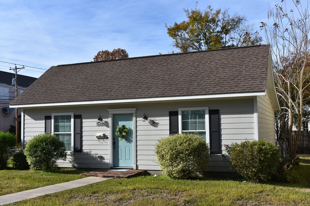 Brenham Bungalow just blocks from Historic Downtown Brenham Vrbo