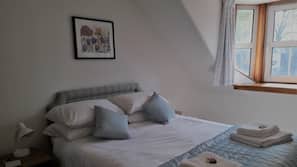3 bedrooms, iron/ironing board, free WiFi, linens