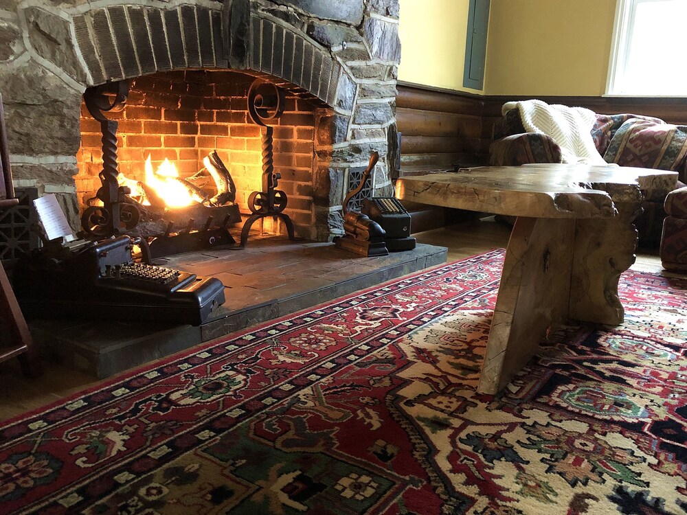 Peaceful Winter Cabin 3 gaslog fireplaces Outdoor Fire Pit Babbling Creek East Prospect Vrbo