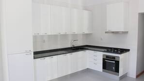 Geladeira grande, cooktop, talheres/pratos/utensílios de cozinha