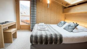 5 bedrooms, premium bedding, iron/ironing board, free cots/infant beds