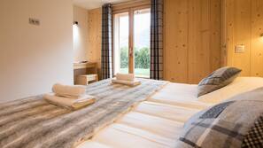 5 bedrooms, premium bedding, iron/ironing board, free cots/infant beds